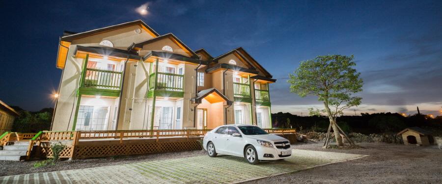 Red Windmill Pension Jeju Exterior photo