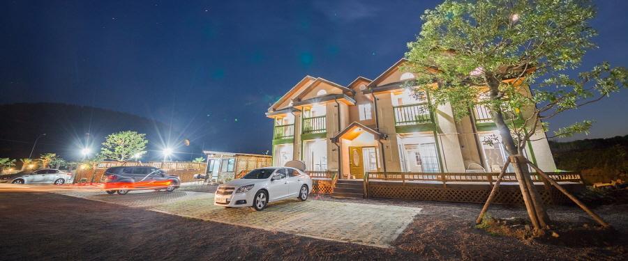 Red Windmill Pension Jeju Exterior photo