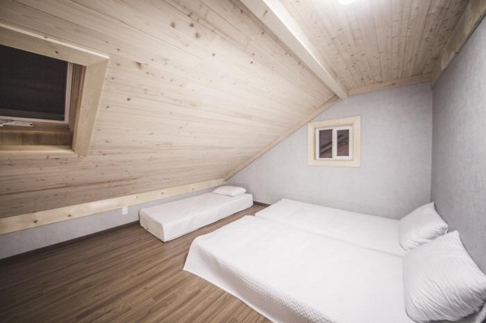 Red Windmill Pension Jeju Exterior photo