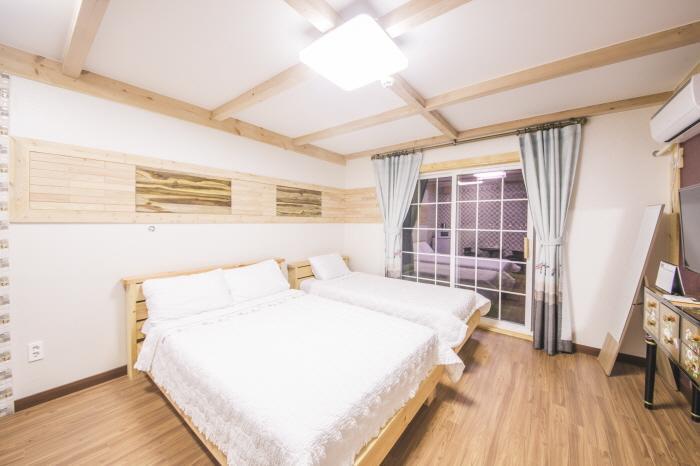 Red Windmill Pension Jeju Exterior photo