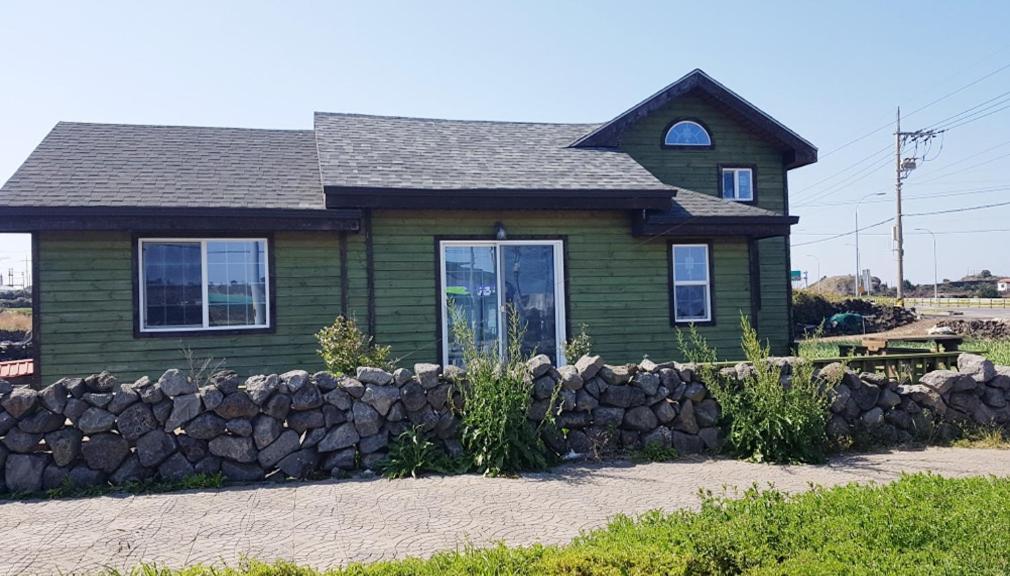 Red Windmill Pension Jeju Exterior photo