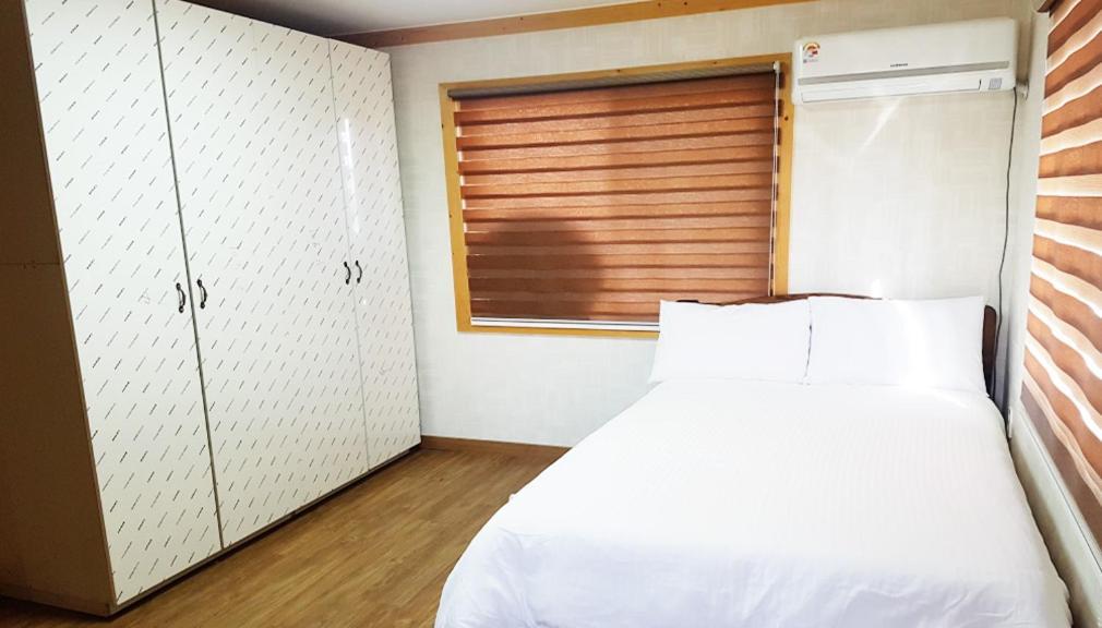 Red Windmill Pension Jeju Exterior photo